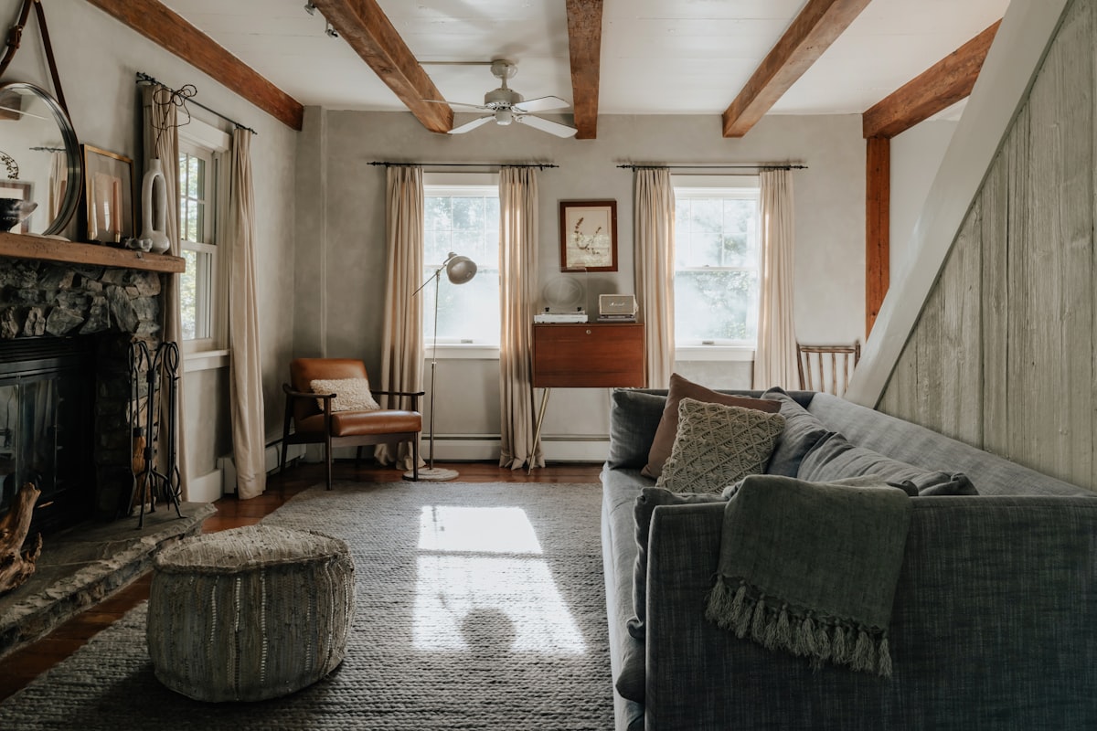 Waarom de geleefde woonkamer dé interieurtrend van dit moment is